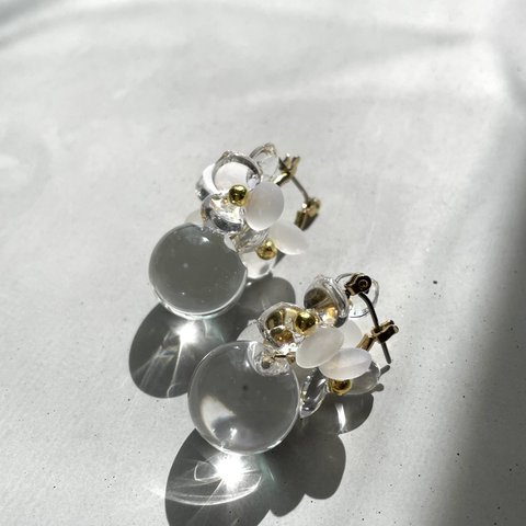 ●3  -  flower × clear beads.  -  earrings • ear clips（ クリアピアス クリアイヤリング お花ピアス お花イヤリング ）