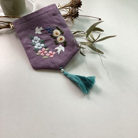 タッセル付き　手刺繍10センチバネポーチ　ひみつのお庭