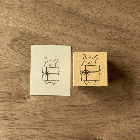 【うさぎとプレゼント】イラストはんこ　3cm角　ラバースタンプ