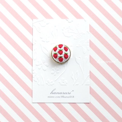 刺繍のピンバッチorクリップ《いちご》