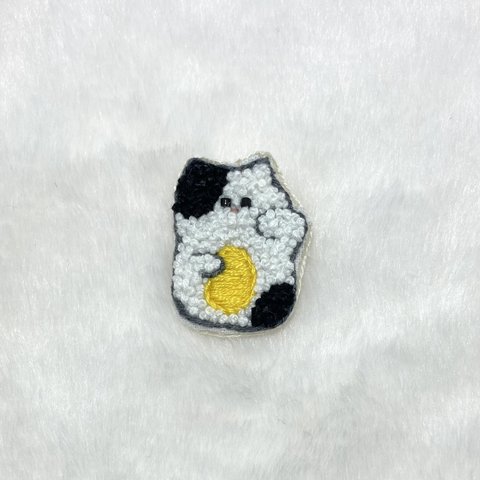 刺繍招き猫ブローチ No.3