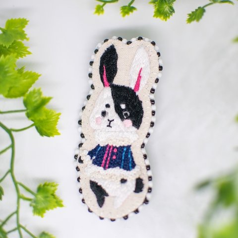ウサギの刺繍ブローチ