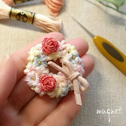 刺繍糸のバラと小花のブローチ❁ コサージュ  