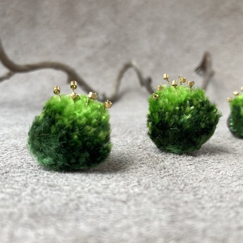 苔の刺繍耳飾り　クリップイヤリング