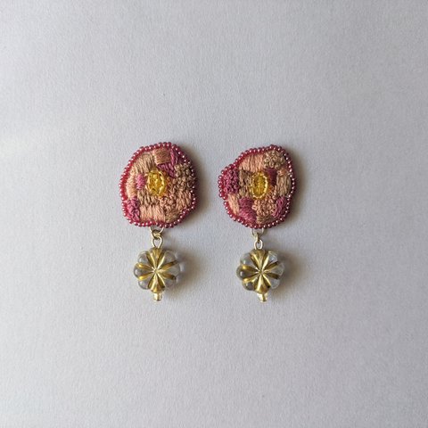 パッチワークな刺繍なお花の耳飾り