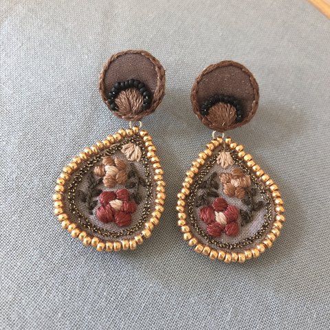 レトロ刺繍ピアス　イヤリング