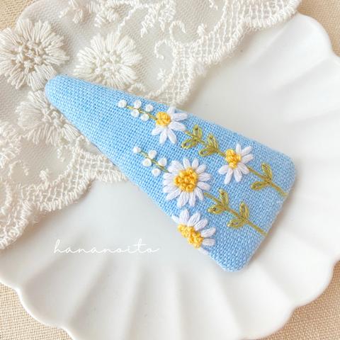 手刺繍のパッチンピン　デイジーと青空