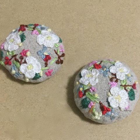 -Jonquille- フラワー刺繍  ペアセット　くるみボタン風ヘアゴムorブローチ