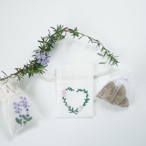 【再販】サシェにもなるお花刺繍の小袋　ローズマリー　布　ハーブ