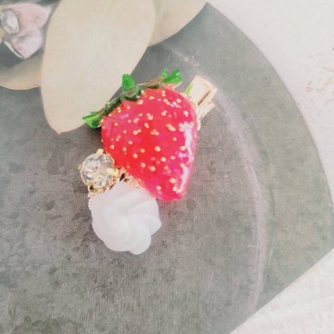 苺のヘアピン　(ショートケーキ)