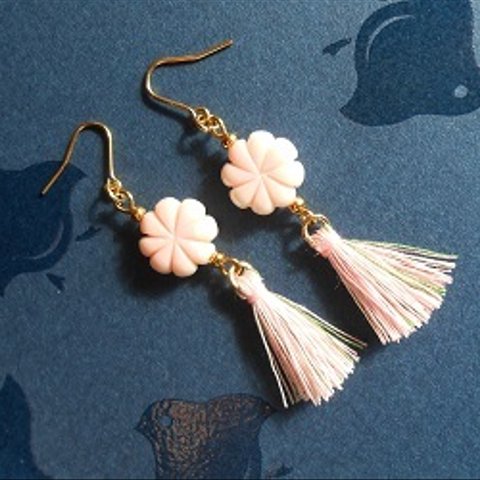 シェルのお花とタッセルのピアス＆イヤリング（再販）