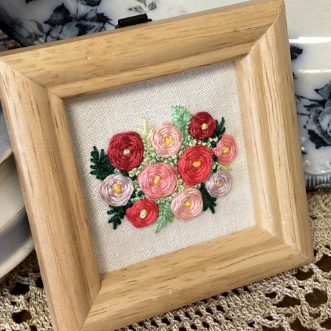 【刺繍フレーム】ローズ・ガーデン rose garden 001 バラ園 薔薇園 刺繡額 インテリア枠 壁掛け  ファブリックパネル