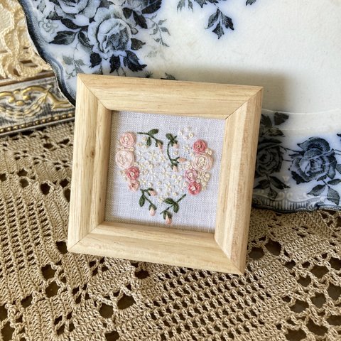 【刺繍フレーム】ハートのローズ・ガーデン rose garden 003バラ園 薔薇園 刺繡額 インテリア枠 壁掛け ボタニカル刺繍