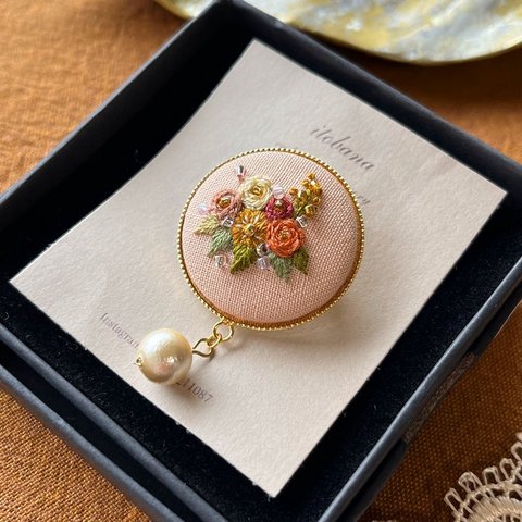 手刺繍の芸術を身にまとう。春の花々が輝く光のブローチ。