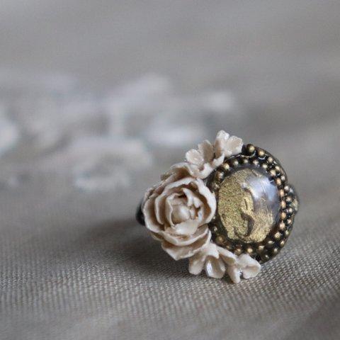 Marie　マリー　アンティークゴールドのカボションとアイボリーの花の指輪