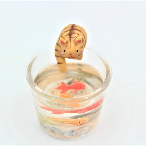 金魚鉢と猫（茶トラ）