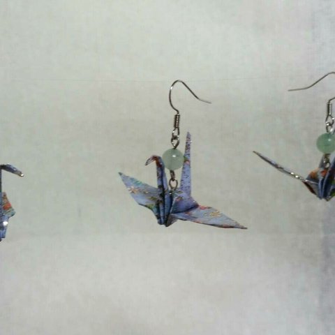 緑の石と薄いブルーの折り鶴ピアス　片耳