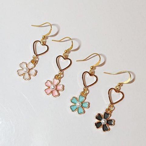 ハート❤️コネクターとパール付きフラワー🌼チャームのピアス(イヤリング)    