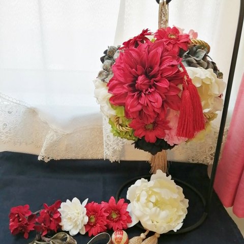 赤と黒のボールブーケ🌸ゴールドWedding　Bouquet　ガーベラ　シャクヤク　ダリア