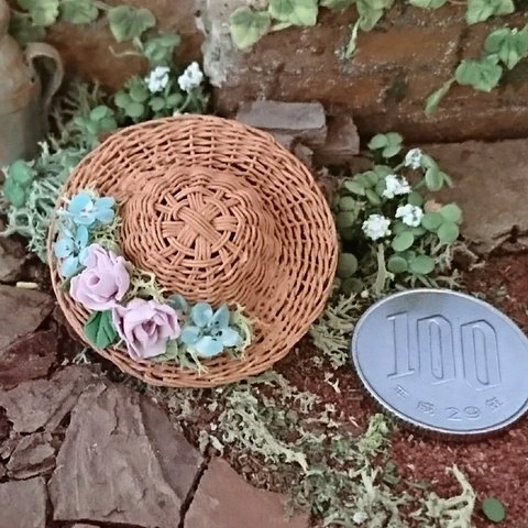 ミニチュアの花「ネモフィラと薔薇の帽子」