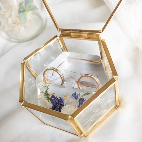 🎈白の紫陽花と紺のデルフィニューム　ゴールド　ガラスケース　リングピロー
