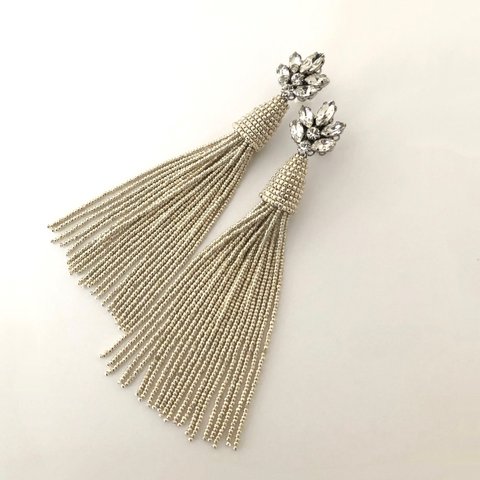 揺れる 大ぶり ロング ビーズ タッセルピアス/イヤリング【メタリックシルバー】ーEdelーCharlotte Beads tassel