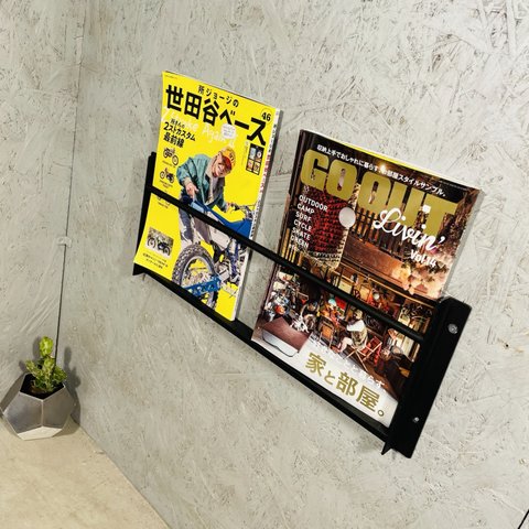 〔雑誌２冊おけるやつ〕壁掛け雑誌ブラケット店舗にぴったり