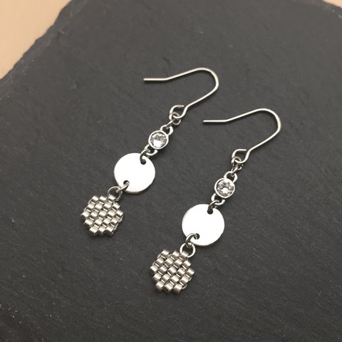 小さなキラキラのクリスタルとビーズのピアス B［シルバー］Atelier nino "Small shining beeds B in silver"（イヤリング変更可）