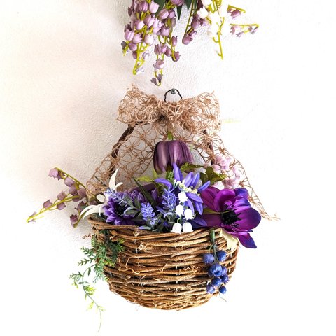    爽やかなスズランとパープルフラワーの花籠　　結婚記念日、母の日、母の日ギフト、花籠