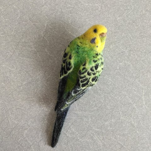 セキセイインコ ブローチ〈大〉（振り向き）黄色×緑〈 羊毛フェルト〉