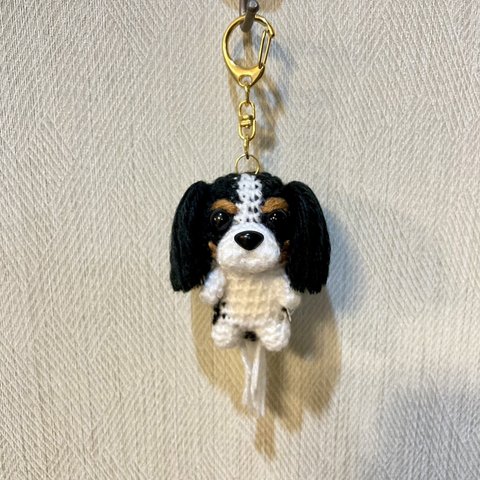  編みぐるみ犬キーホルダー：キャバリア(トライカラー)