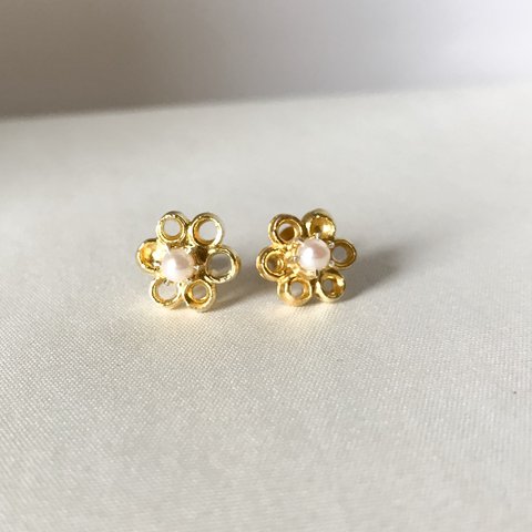 Pearl flower stud 真珠の花のピアス　彫金ハンドメイド