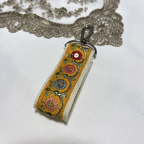   【キーホルダー・キーリング】インドリボン 花刺繍　スマホストラップ