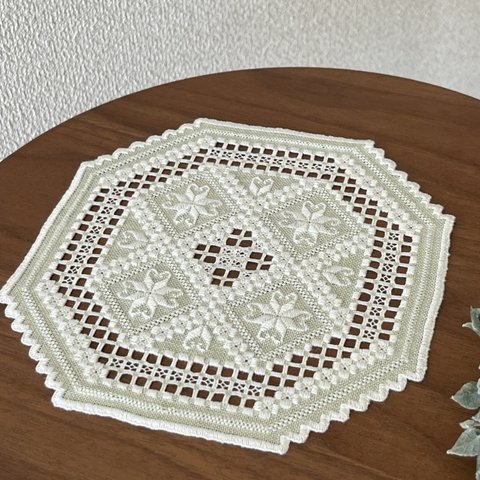 ハーダンガー刺繍のドイリー