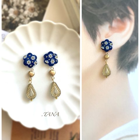 小さなお花とチェコビーズのイヤリング/ネイビー/大人のビーズアクセサリー