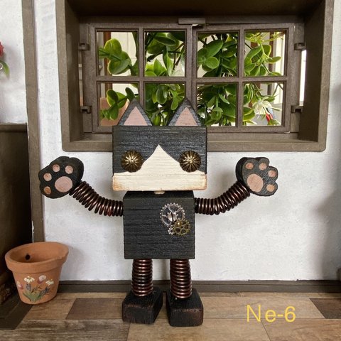 木のロボット　ネコ型ハチワレ　黒　Ｎe-6