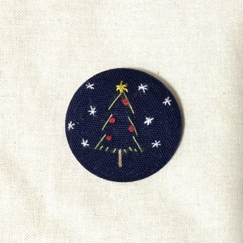 クリスマスツリーの刺繍ブローチ