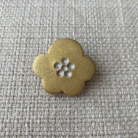 梅のお花　和菓子風 帯留め きん色  陶器