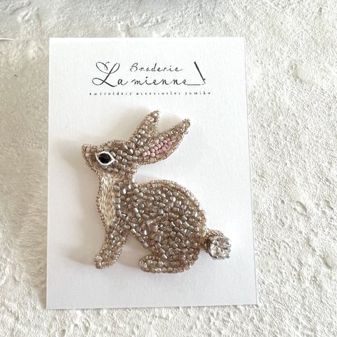 野ウサギのブローチ　【モカグレー】オートクチュール刺繍