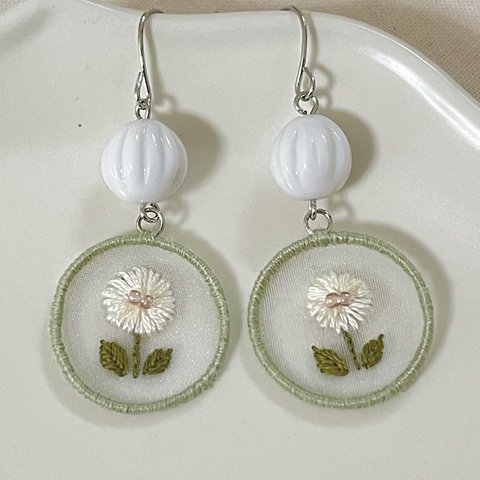 白いお花のオーガンジー刺繍（グリーン）