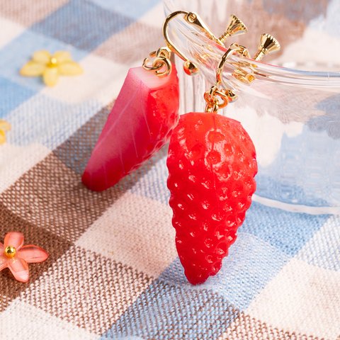 食品サンプル　苺　イヤリング