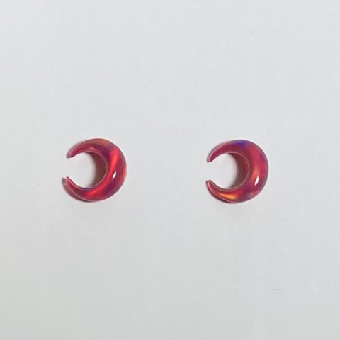 ハイブリッドオパール月型・2個セット（オーロラレッド赤斑）