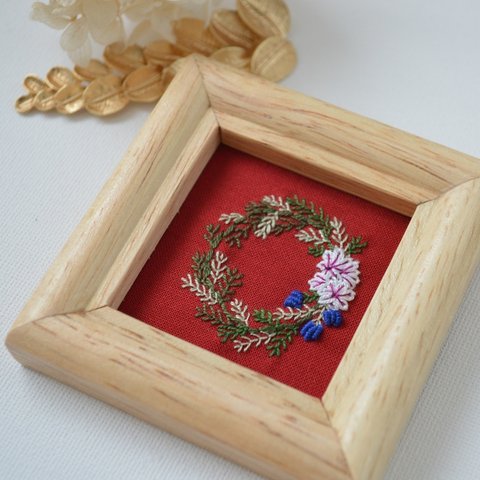 刺繍リースのミニ額飾り