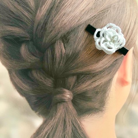 白花のヘアクリップ　普段使いにもお出掛けにも