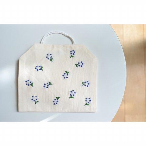 小花刺繍のマスクケース＊(花：blue / 生地：ivory)