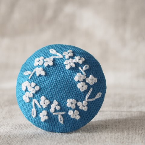 刺繍ブローチ  アジサイのリース　アナベル　ヘアゴム可 くるみボタン　送料無料