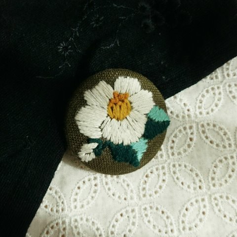 白椿の刺繍ブローチ（大）・sajyou刺繍糸使用