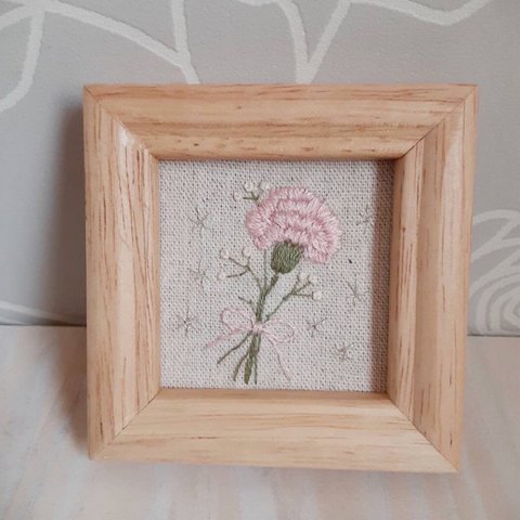 刺繍フレーム🌹ピンクのカーネーション　お花の刺繍　壁飾り インテリア雑貨