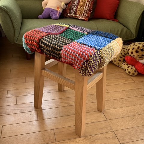 ニットのスツールカバー✳︎手編みのスツールカバー✳︎毛糸のスツールカバー✳︎Stool knit cover✳︎毛糸のモチーフパッチワーク✳︎入り口ゴム入り