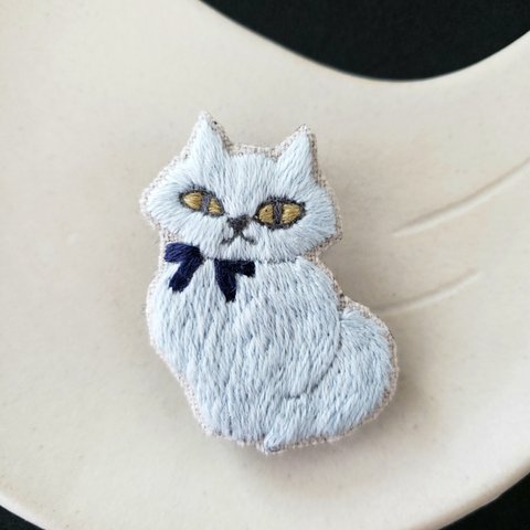 ブルーグレーの猫刺繍ブローチ【受注製作】